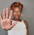 Uma das determinações da medida protetiva é que o agressor não se aproxime da vítima  Foto: iStock/LaylaBird