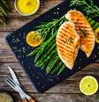 Frango grelhado com aspargos  Foto: Jacek Chabraszewski | Shutterstock / Portal EdiCase