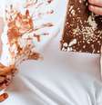 Aprenda como tirar manchas de chocolate de roupa  Foto: Shutterstock / Alto Astral