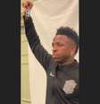Recentemente, Vini Jr comentou sobre o racismo sofrido desde que chegou à Espanha, em 2018  Foto: Reprodução/CBF - Legenda: Vini Jr posou como modelo com casaco de campanha antirracista / Jogada10
