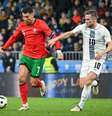  Foto: Jure Makovec/AFP via Getty Images - Legenda: Cristiano Ronaldo em disputa de bola com Timi Elsnik, da Eslovênia - / Jogada10