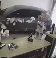 Carro desgovernado invade doceria e quase acerta clientes no litoral de SP  Foto: Reprodução/PG Mil Grau