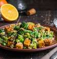 Tofu refogado com quinoa e vegetais  Foto: YuliiaHolovchenko | Shutterstock / Portal EdiCase