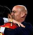 O ex-dirigente da Real Federação Espanhola de Futebol Luis Rubiales e a jogadora Jenni Hermoso durante comemoração da vitória da Espanha na Copa do Mundo Feminina  Foto: DW / Deutsche Welle