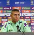  Foto: Rafael Ribeiro / CBF - Legenda: Richarlison demonstra alegria e descontração em seu retorno à Seleção Brasileira / Jogada10