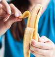 banana sendo descascada  Foto: Getty Images / BBC News Brasil