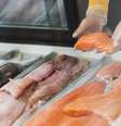 Filés de peixe fresco à venda em loja de frutos do mar  Foto: iStock