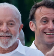 O presidente Lula e o presidente da França, Emmanuel Macron, durante a cerimônia de condecoração do cacique Raoni nesta terça-feira, 26  Foto:  Ludovic Marin/AFP