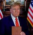 Donald Trump endossa venda de bíblias patriotas por U$60  Foto: Divulgação / Perfil Brasil