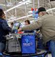 Consumidores em loka do Walmart em Chicago
27/11/2019. REUTERS/Kamil Krzaczynski/File Photo  Foto: Reuters