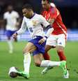 Foto: Franck Fife/AFP via Getty Images - Legenda: Kylian Mbappé na partida amistosa entre França e Chile - / Jogada10