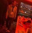 A imagem mostra um grupo de homens no quarto laqueado de vermelho do hotel cinco estrelas Mandrake, no centro de Londres, com um homem e uma mulher parcialmente nus, deitados imóveis na mesa à sua frente.  Foto: Reprodução