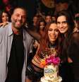 David Grutman e a mulher, a brasileira Isabela Rangel Grutman, são próximos da cantora e posaram ao lado dela para fotos durante a celebração.  Foto: Reprodução/Redes sociais 