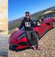 Em seus perfis, Enaldinho costuma compartilhar roupas de grifes e carros milionários  Foto: Reprodução/Redes sociais 