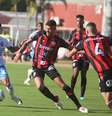  Foto:   Tiago Caldas / EC Bahia - Legenda: Tarciano leva o Bahia ao ataque. Foi dele o gol do Bahia aos 28 segundos da etapa final / Jogada10