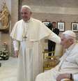 Papa Francisco e Joseph Ratzinger em encontro  Foto: ANSA / Ansa - Brasil
