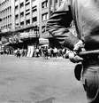 Policial observa manifestação do Movimento Estudantil contra a censura imposta pela ditadura militar, meses antes da aprovação do Ato Institucional nº5 (AI-5), que concedia poderes absolutos ao presidente durante o regime militar  Foto: Acervo/Estadão / Estadão