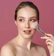 Maquiagem ajuda a disfarçar manchas e realça partes do rosto  Foto: Dean Drobot | Shutterstock / Portal EdiCase