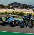 Hamilton e Rossi trocando de lugar. Agora, F1 e MotoGP podem ficar juntas  Foto: Yamaha / Divulgação