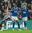  Foto: Andy Buchanan/AFP via Getty Images - Legenda: Jogadores de Newcastle e Everton em disputa de bola na Premier League - / Jogada10
