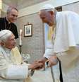 Papa Francisco com Bento 16 no Vaticano  Foto: REUTERS