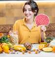 Alguns alimentos ajudam a potencializar o desempenho do cérebro  Foto: RossHelen | Shutterstock / Portal EdiCase