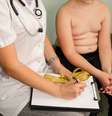 Problema de obesidade infantil. Garoto gordo em uma consulta médica  Foto: ELENA BESSONOVA/iStock