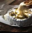 Camembert assado com torrada e alecrim  Foto: QuietJosephine/iStock