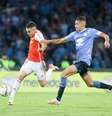  Foto: Ricardo Duarte / Internacional - Legenda: Borré em disputa de bola com jogador do Belgrano na Sul-Americana - / Jogada10