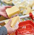 Importação recorde derrubou valor do leite, mas preços do queijo e da manteiga não caíram em igual proporção  Foto: Getty Images / BBC News Brasil