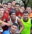 Ronaldinho Gaúcho comemorou vitória em jogo de futebol com outros presos e teve até taça.  Foto: Reprodução / Twitter / Estadão