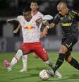  Foto: Nelson Almeida/AFP via Getty Images - Legenda: Bragantino venceu o Coquimbo Unido por 1 a 0 / Jogada10
