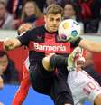  Foto: Sascha Schuermann/AFP via Getty Images - Legenda: Josip Stanisic comemora gol marcado com a camisa do Leverkusen - / Jogada10
