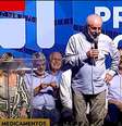 Luciano Bivar, ao fundo, na altura do cotovelo de Lula, durante evento em Pernambuco  Foto: Reprodução TV Brasil