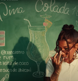 Ludmilla aparece com receita de Piña Colada ao fundo em novo clipe  Foto: Reprodução/Youtube