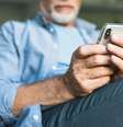 Adultos mais velhos e idosos costumam ser alvos dos golpistas  Foto: Reprodução/Freepik