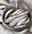 Sardinhas grandes frescas com limão, especiarias e sal marinho  Foto: Olga Gagarova/iStock