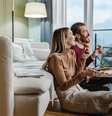 Casal come pizza de delivery  Foto: iStock