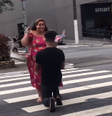 Ambulante se ajoelha no meio da rua e pede namorada em casamento após descobrir que iria ser pai  Foto: Reprodução/Instagram