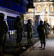 Policiais invadiram embaixada mexicana em Quito e prenderam ex-vice presidente do Equador.  Foto: Karen Toro/Reuters