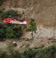 Um helicóptero de resgate traz pessoas de uma área montanhosa no Parque Nacional Taroko, após o terremoto, em Hualien, Taiwan  Foto: REUTERS/Tyrone Siu