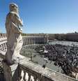 Pessoas se reúnem no Vaticano  Foto: REUTERS