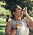 Jovem faz uma pausa durante um treino para usar sua bomba de asma  Foto: PeopleImages/iStock