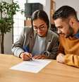 Quem não conhece uma mulher que já assinou documentos sem ler confiando na palavra do parceiro?  Foto: iStock/AaronAmat