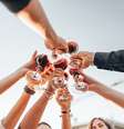 Amigos brindando com vinho  Foto: franckreporter/iStock