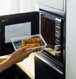 Mulher fazendo uma refeição em um forno de micro-ondas  Foto: FreshSplash/iStock