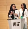 Naira Santa Rita e Marta revelaram que três brasileiras falaram de suas tranças, questionando ter piolhos  Foto: Reprodução: YouTube/BrazilConference