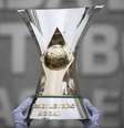  Foto: Lucas Figueiredo/CBF - Legenda: Taça do Brasileirão em frente à CBF. Torneio começa neste fim de semana / Jogada10