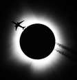 Avião passando pelo Sol no momento do Eclipse   Foto: BBC News Brasil