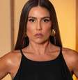 Deborah Secco deixa barriga de fora em look all black e recebe comentários polêmicos na web.  Foto: Instagram / Purepeople